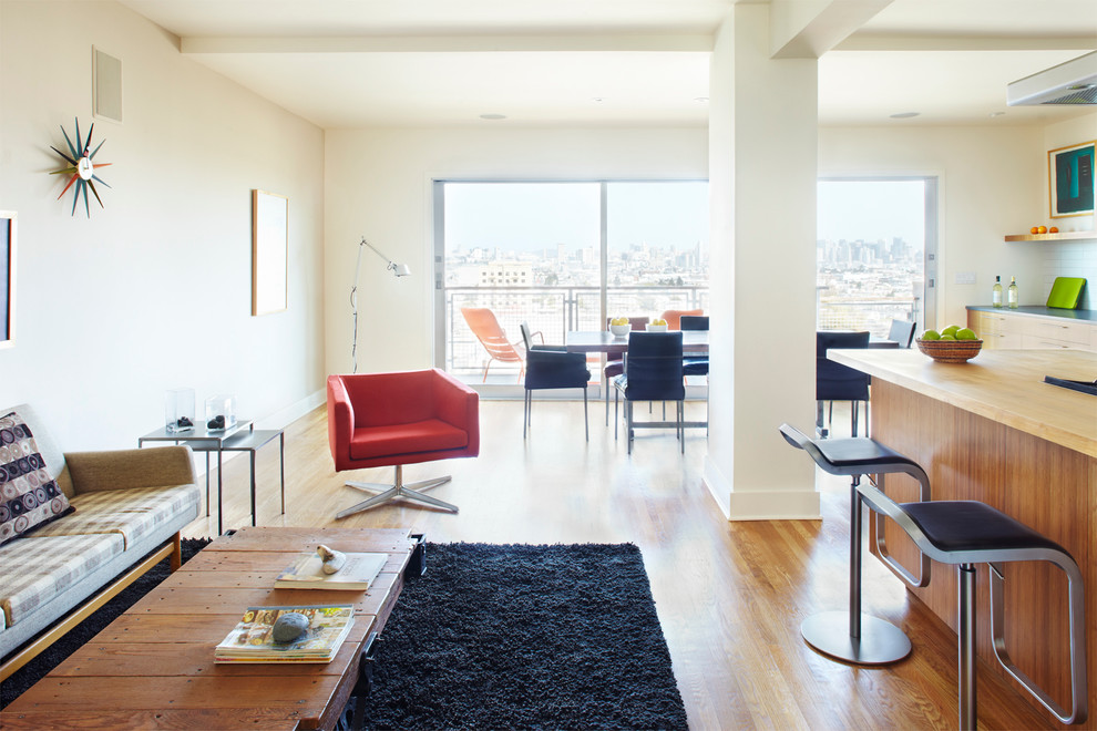 Ispirazione per un soggiorno moderno aperto con pavimento in legno massello medio