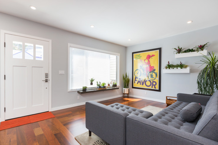 На фото: открытая гостиная комната среднего размера в современном стиле с серыми стенами, паркетным полом среднего тона и коричневым полом без камина, телевизора