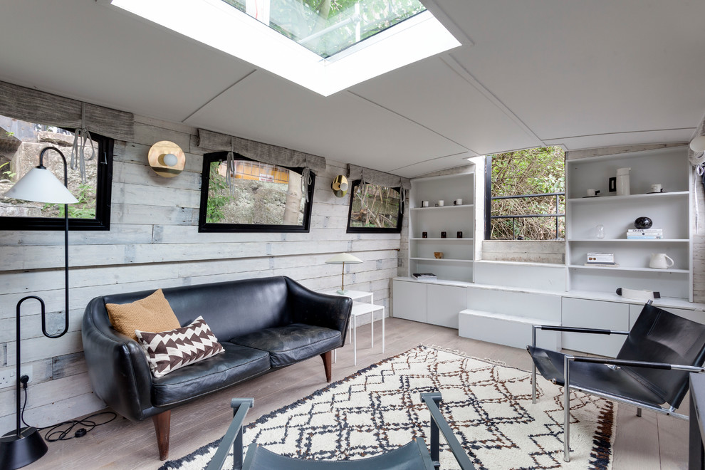 Идея дизайна: маленькая гостиная комната в стиле фьюжн с светлым паркетным полом для на участке и в саду