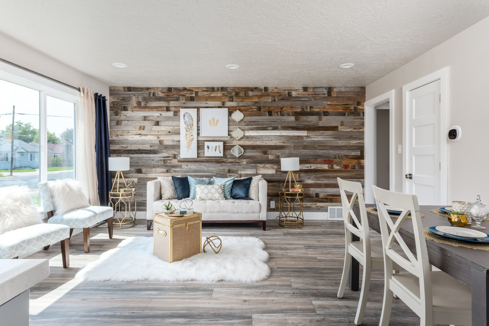 Foto de salón abierto romántico con paredes beige, suelo de madera clara y suelo gris