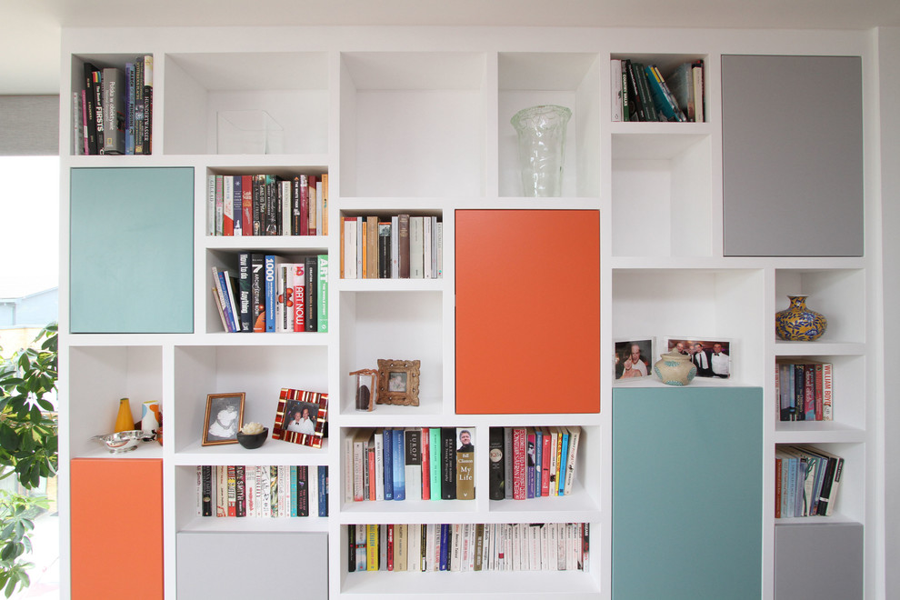 Идея дизайна: изолированная гостиная комната среднего размера в современном стиле с с книжными шкафами и полками, белыми стенами и полом из ламината