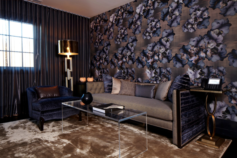 На фото: большая гостиная комната в современном стиле с серыми стенами и темным паркетным полом с