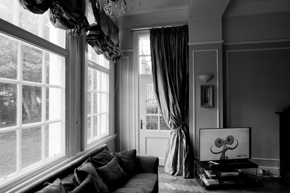 Inspiration for a traditional living room in Edinburgh.