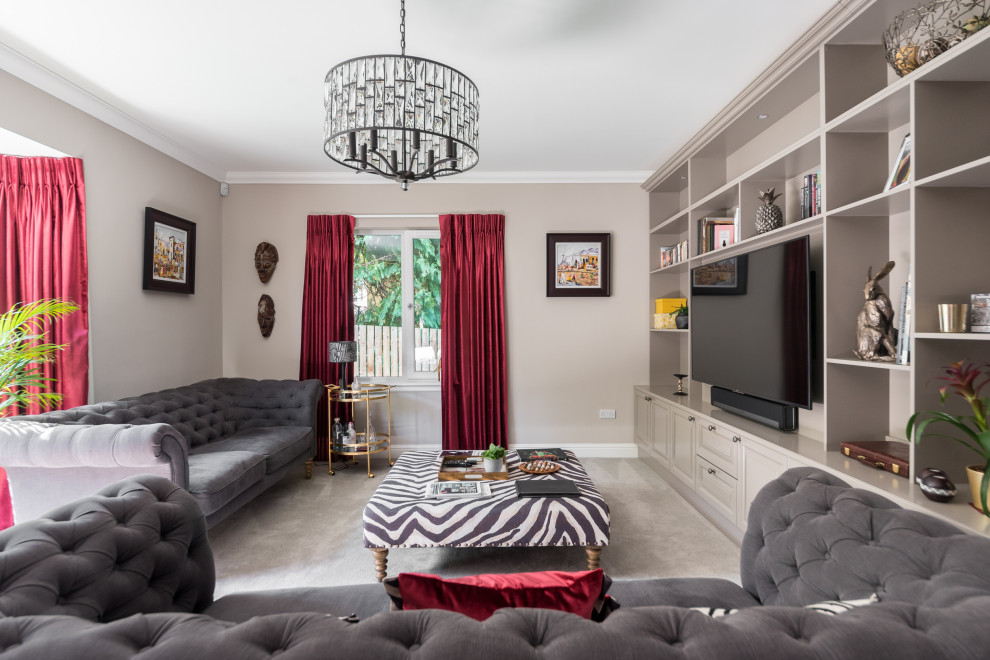 Großes Klassisches Wohnzimmer mit grauer Wandfarbe, Teppichboden, Multimediawand und grauem Boden in Edinburgh