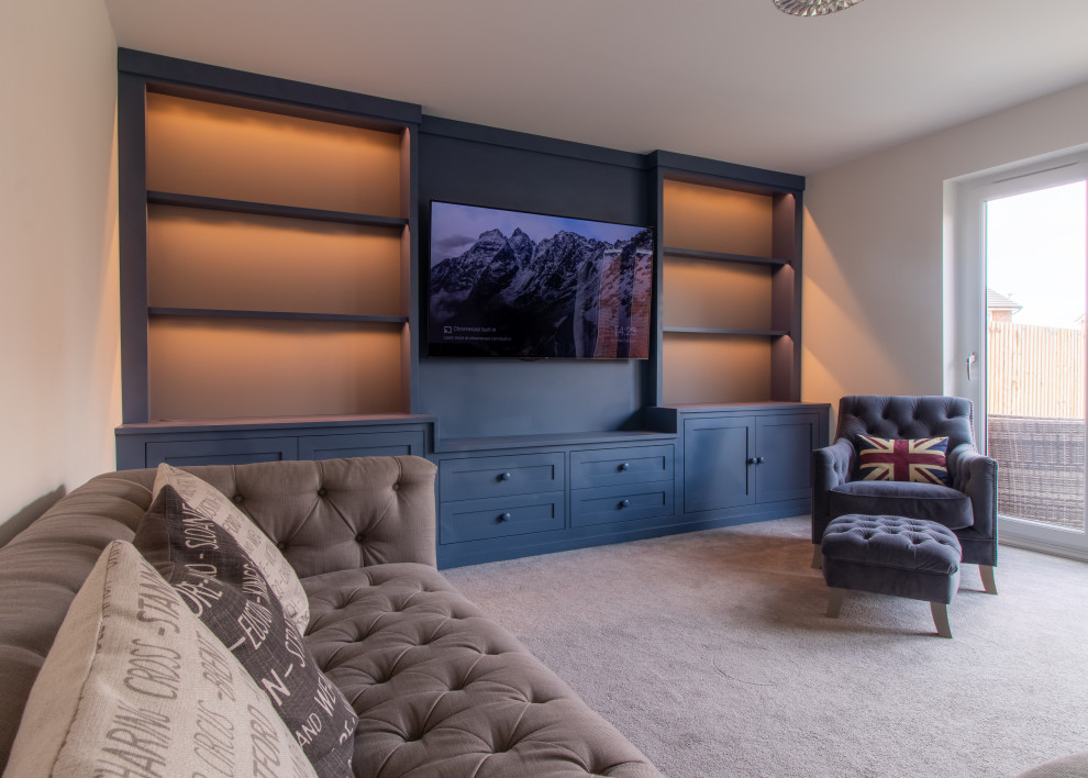 Idée de décoration pour un grand salon minimaliste avec moquette, un téléviseur encastré, un mur bleu et un sol gris.
