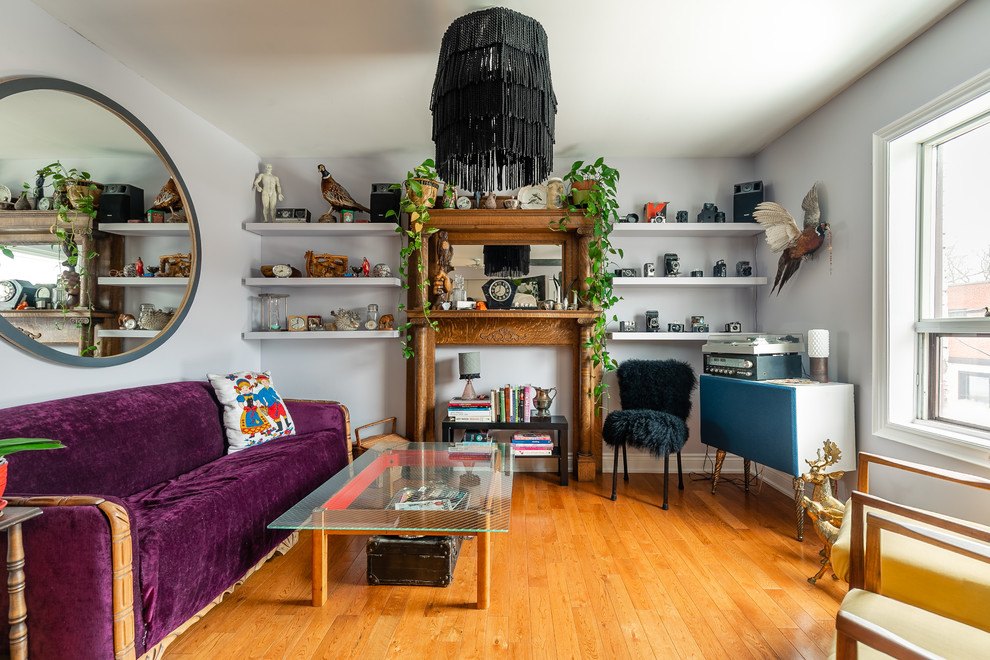 Foto di un piccolo soggiorno boho chic chiuso con pareti viola, pavimento in legno massello medio, nessuna TV, pavimento marrone e nessun camino