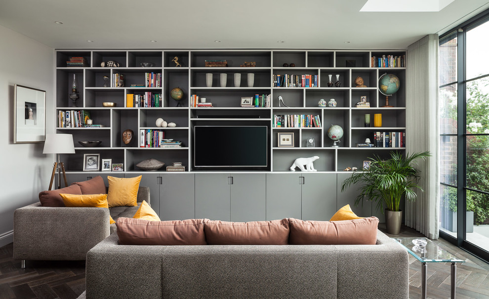 Esempio di un soggiorno moderno di medie dimensioni con pareti bianche, parquet chiaro, TV autoportante e pavimento marrone