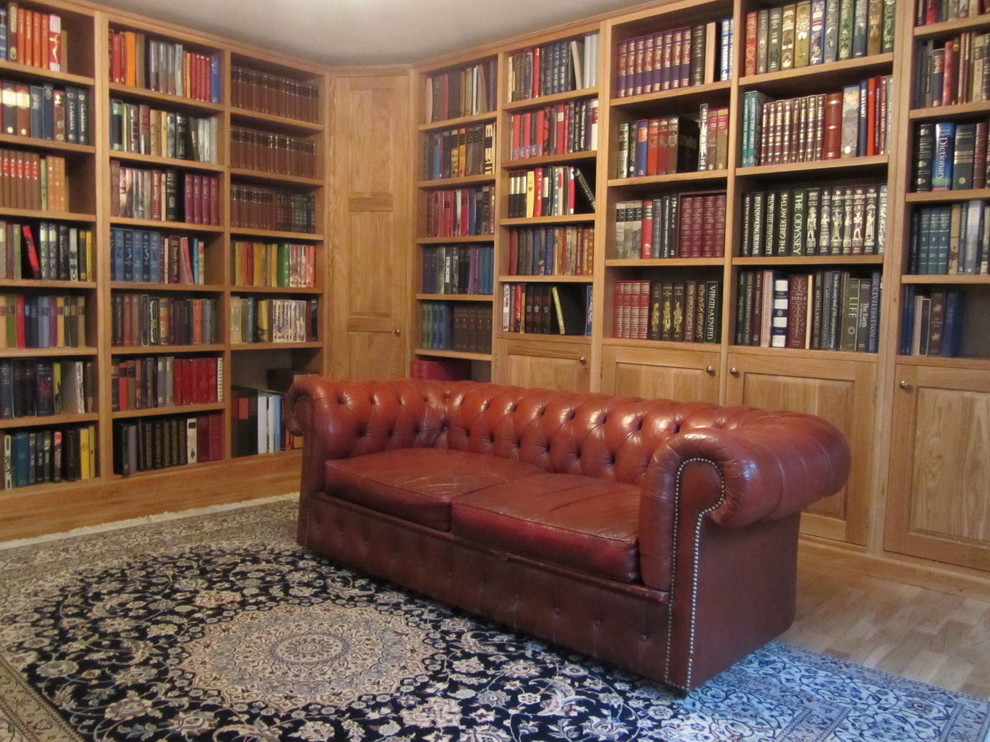 Eclectic living room photo in Gloucestershire