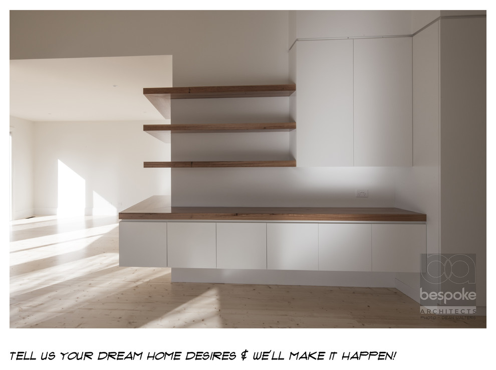 Идея дизайна: открытая гостиная комната среднего размера в современном стиле с белыми стенами и светлым паркетным полом без камина, телевизора