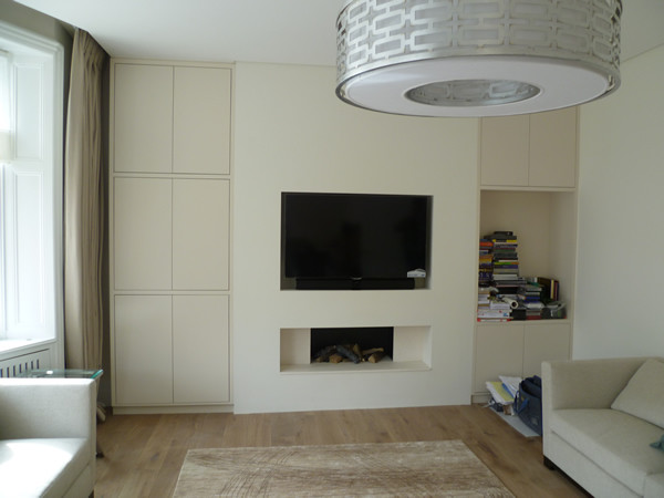 Idéer för små funkis separata vardagsrum, med ett finrum, vita väggar, ljust trägolv, en standard öppen spis och en inbyggd mediavägg