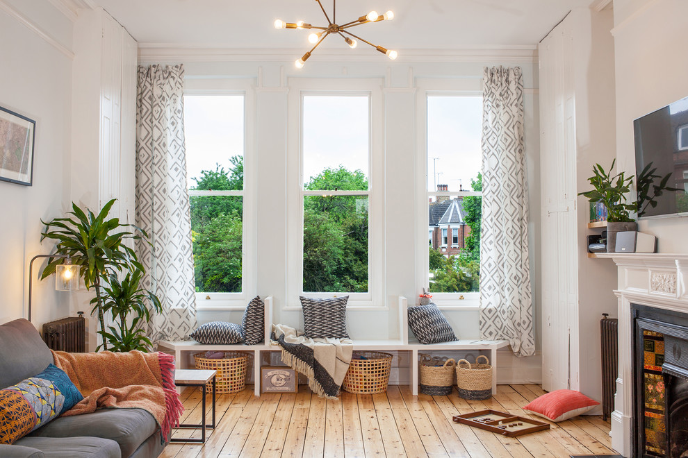 Mittelgroßes Stilmix Wohnzimmer mit weißer Wandfarbe, braunem Holzboden und beigem Boden in London