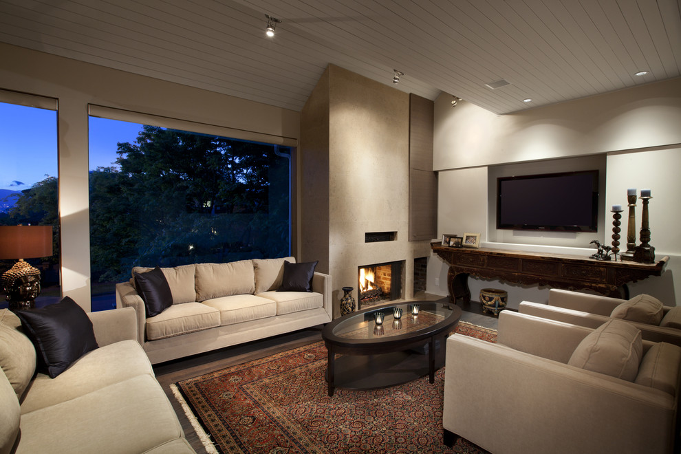 Стильный дизайн: большая гостиная комната в современном стиле с стандартным камином и телевизором на стене - последний тренд