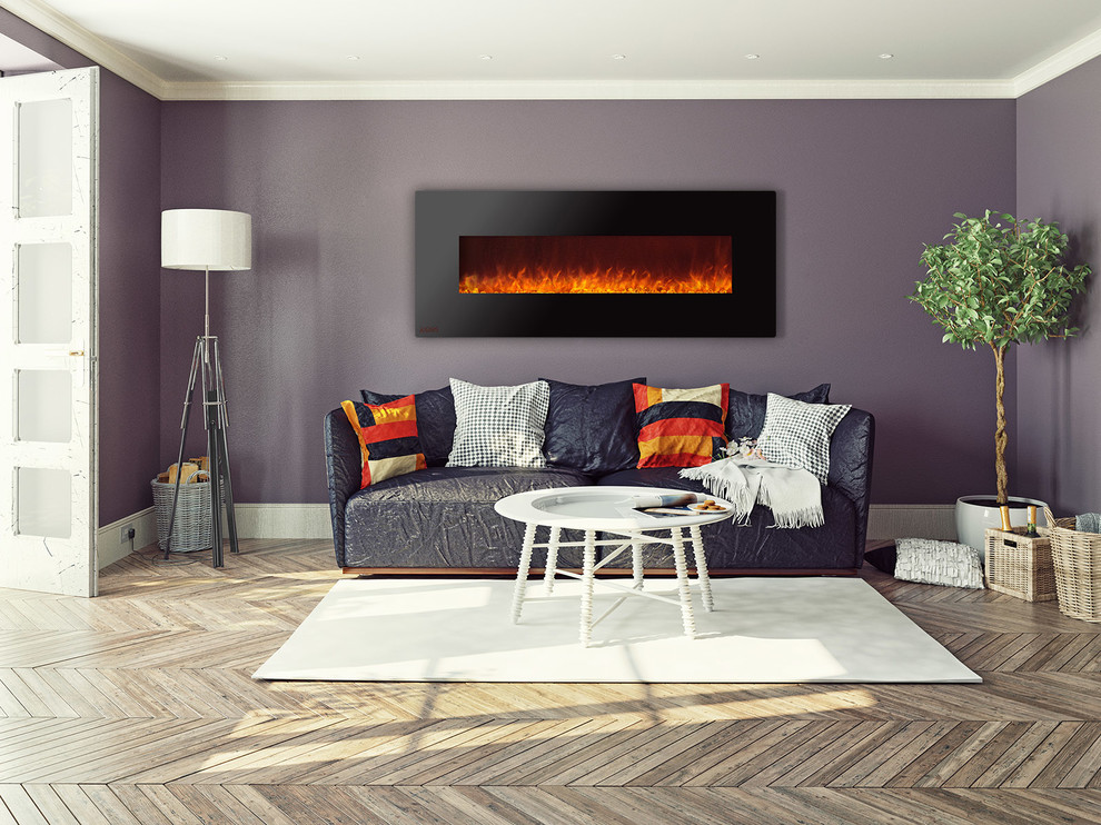 Ispirazione per un soggiorno minimal di medie dimensioni con pareti viola, parquet chiaro, camino sospeso e pavimento beige