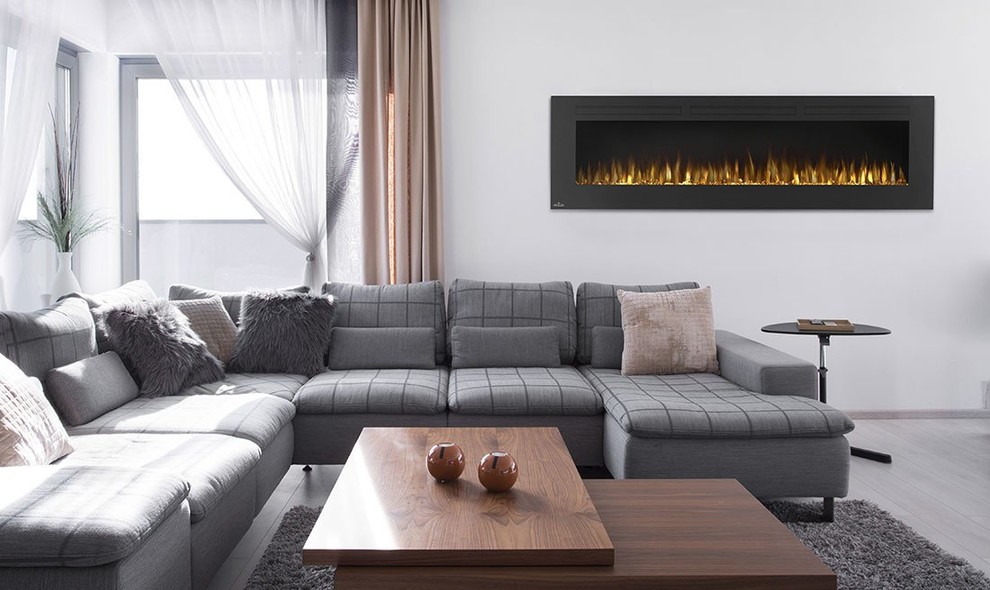 Mittelgroßes Modernes Wohnzimmer mit weißer Wandfarbe, Hängekamin und grauem Boden in New York