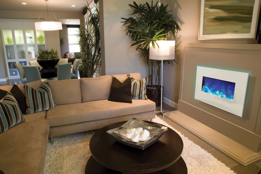 Esempio di un soggiorno minimal di medie dimensioni con pareti beige, camino sospeso e pavimento beige