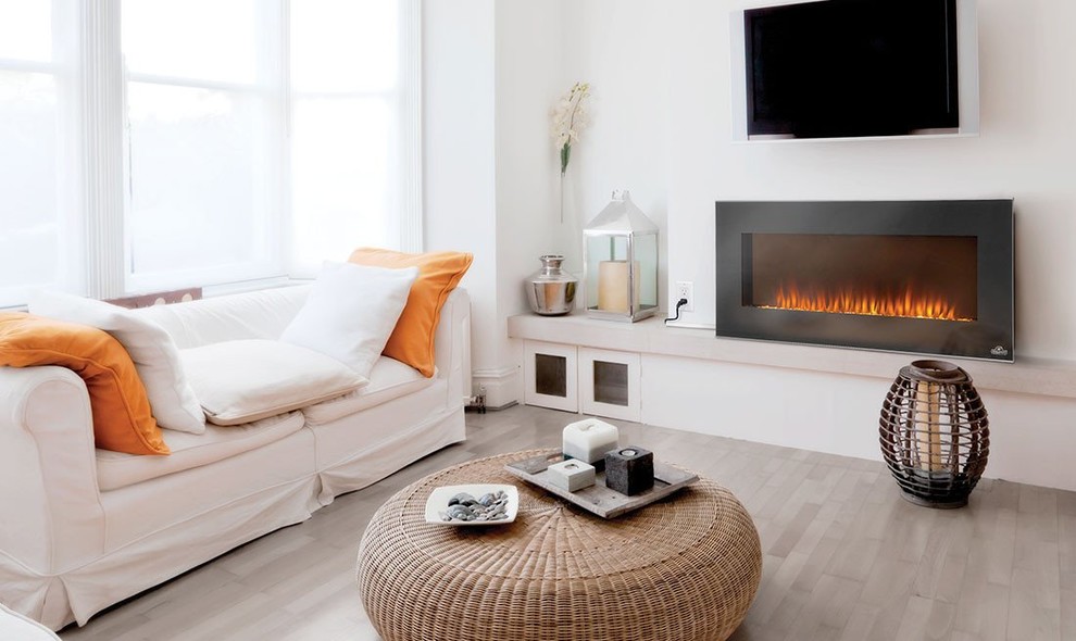 Immagine di un soggiorno minimal di medie dimensioni con pareti beige, camino sospeso e pavimento beige
