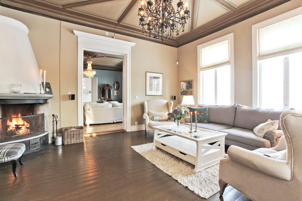 Klassisches Wohnzimmer mit beiger Wandfarbe und Eckkamin in Sonstige