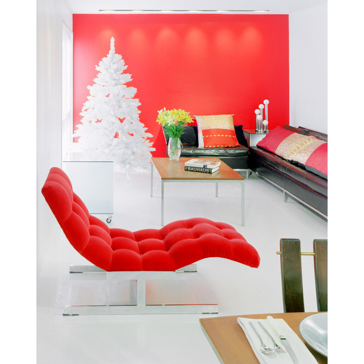 Cette photo montre un salon moderne de taille moyenne avec un mur rouge et un sol blanc.