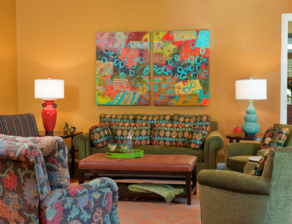 Стильный дизайн: гостиная комната в стиле фьюжн с оранжевыми стенами - последний тренд