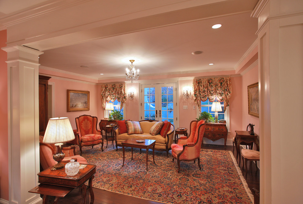 Источник вдохновения для домашнего уюта: парадная, открытая гостиная комната среднего размера в классическом стиле с розовыми стенами и темным паркетным полом