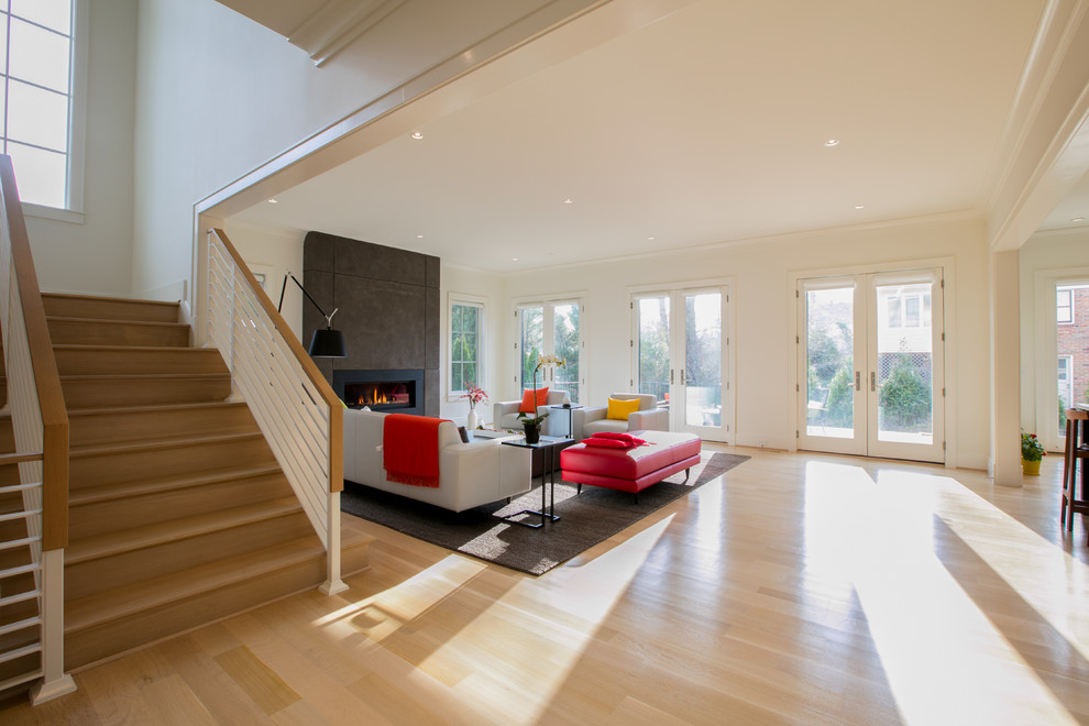 Großes, Offenes Modernes Wohnzimmer mit weißer Wandfarbe, hellem Holzboden, Gaskamin und Kaminumrandung aus Beton in Washington, D.C.