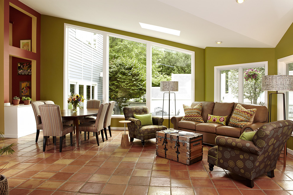 Foto di un soggiorno chic di medie dimensioni e chiuso con pareti verdi, pavimento in terracotta, pavimento rosso, sala formale e nessuna TV