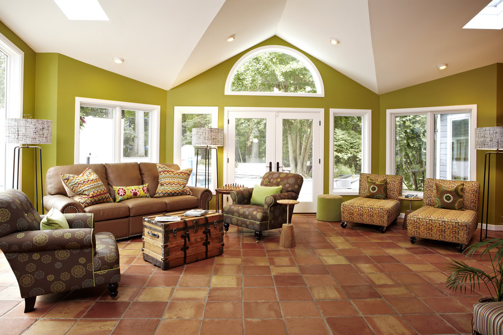 Modelo de salón para visitas cerrado clásico renovado de tamaño medio sin televisor con paredes verdes, suelo de baldosas de terracota y suelo naranja
