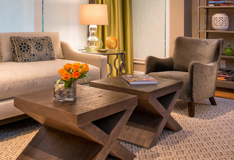 Diseño de salón para visitas clásico renovado con televisor colgado en la pared, paredes marrones y suelo de madera en tonos medios