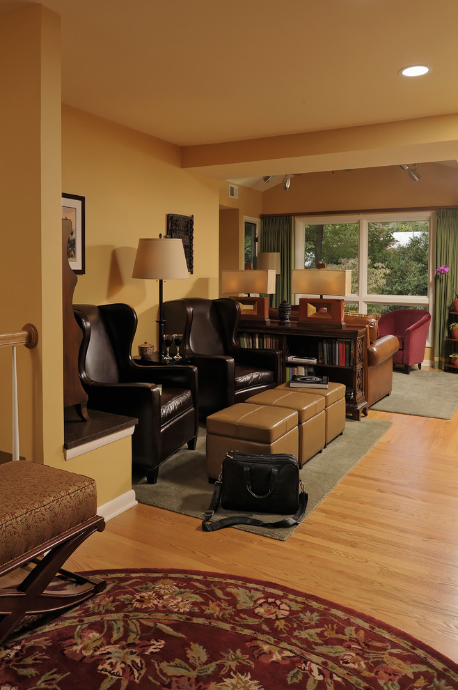 Свежая идея для дизайна: гостиная комната в классическом стиле с оранжевыми стенами и паркетным полом среднего тона - отличное фото интерьера