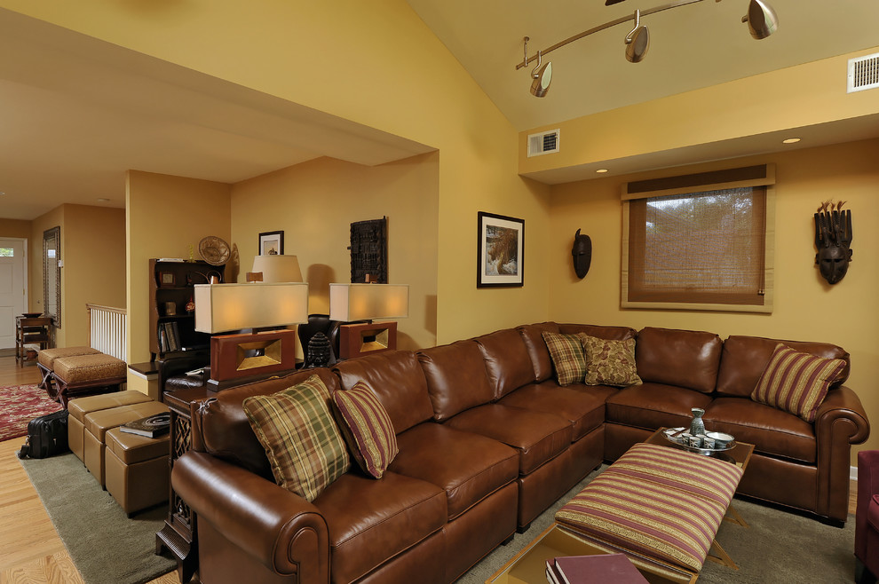 Immagine di un soggiorno classico con pareti gialle