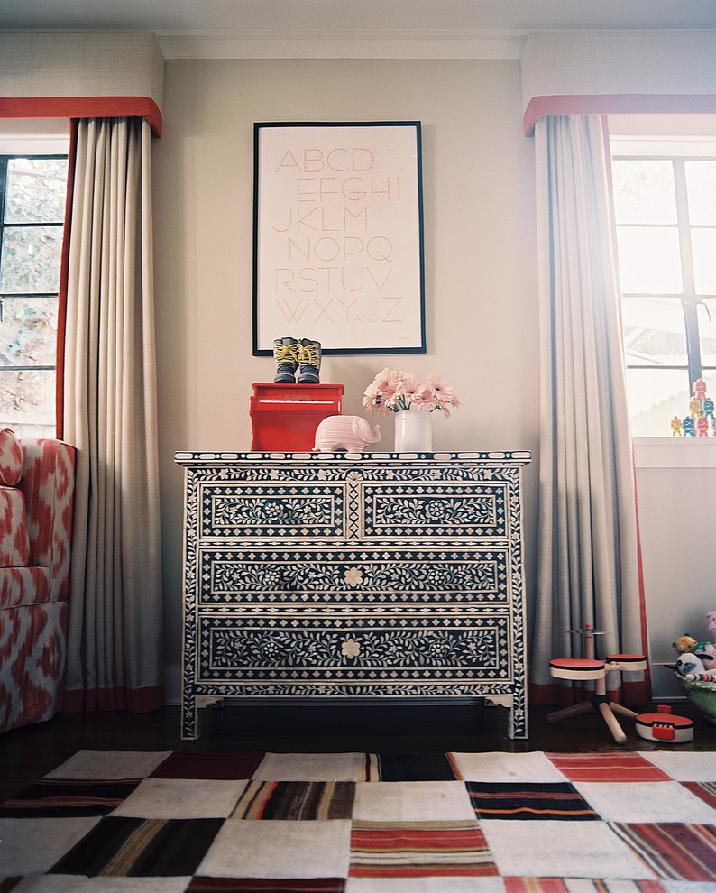 Idee per un soggiorno bohémian con pareti beige e tappeto