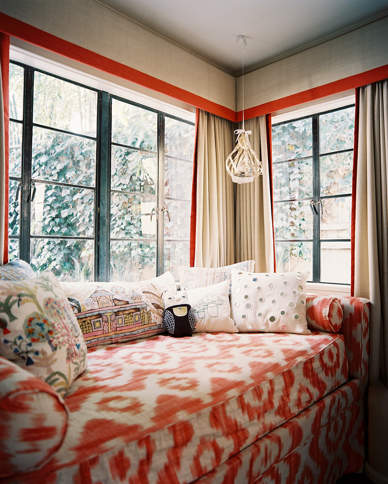 Example of an eclectic living room design in Los Angeles