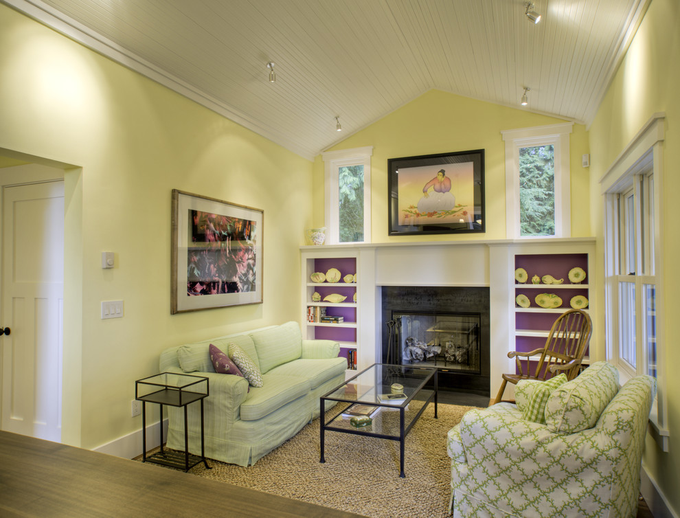 Источник вдохновения для домашнего уюта: гостиная комната в классическом стиле с желтыми стенами