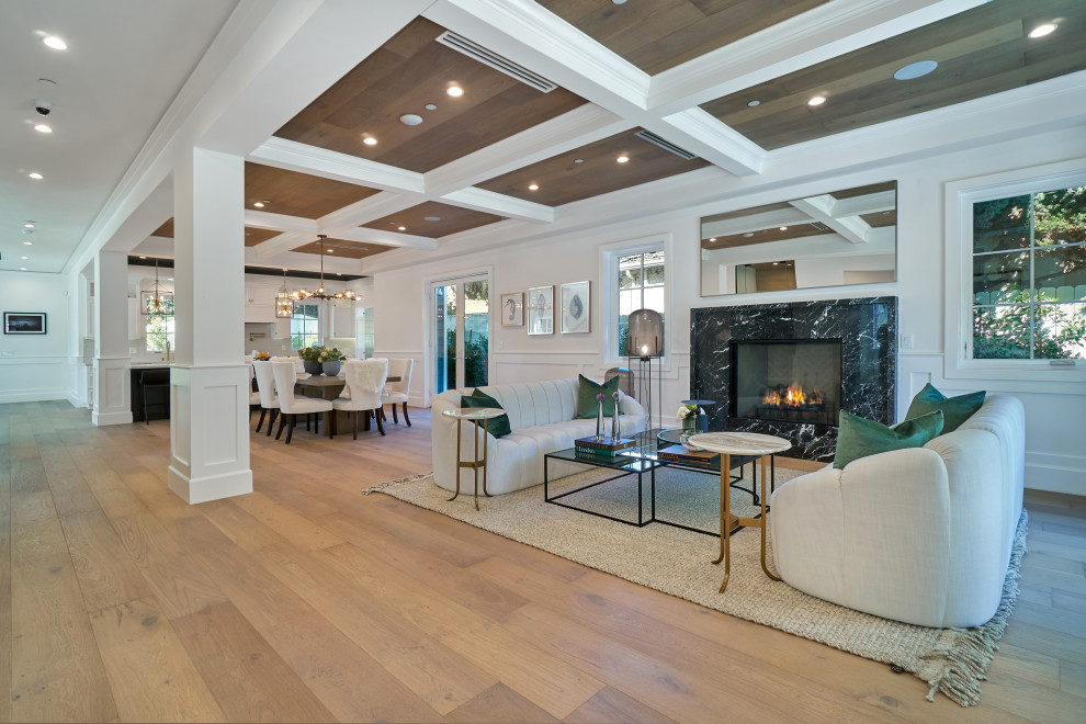 Aménagement d'un grand salon contemporain ouvert avec une salle de réception, une cheminée standard, un manteau de cheminée en pierre, un sol marron, un plafond en bois et boiseries.