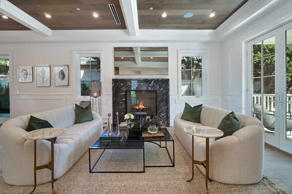 Aménagement d'un grand salon contemporain ouvert avec une salle de réception, une cheminée standard, un manteau de cheminée en pierre, un sol marron, un plafond en bois, boiseries, un mur blanc et un sol en bois brun.