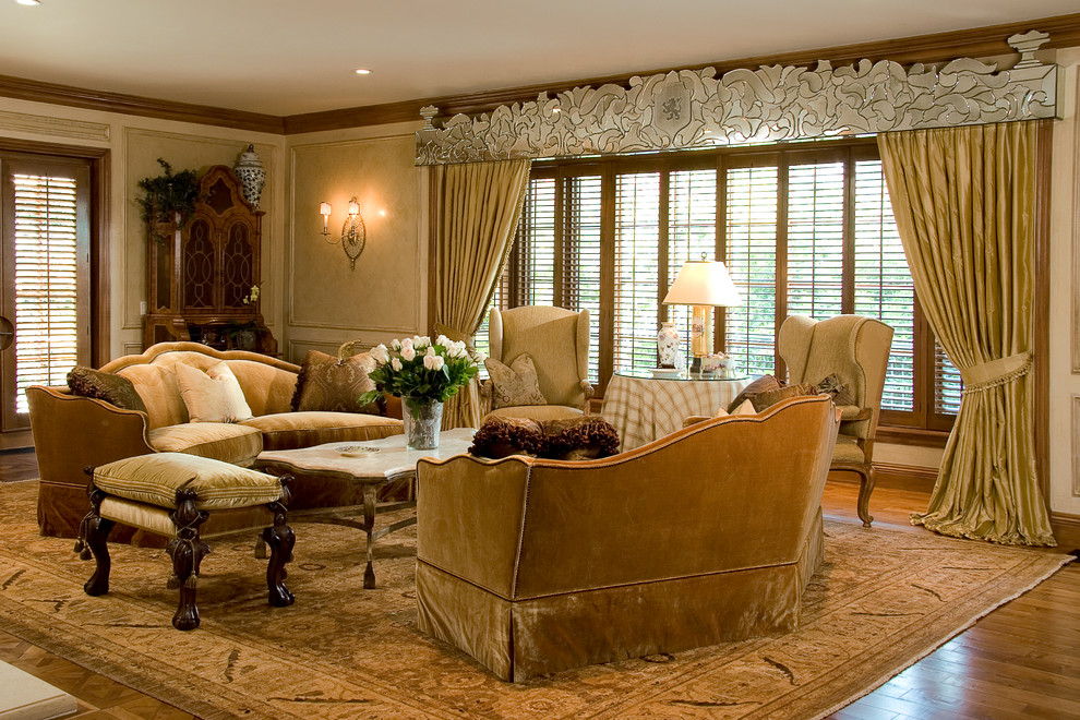 Idée de décoration pour un très grand salon tradition fermé avec une salle de réception, un mur beige, un sol en bois brun, une cheminée standard et un manteau de cheminée en plâtre.