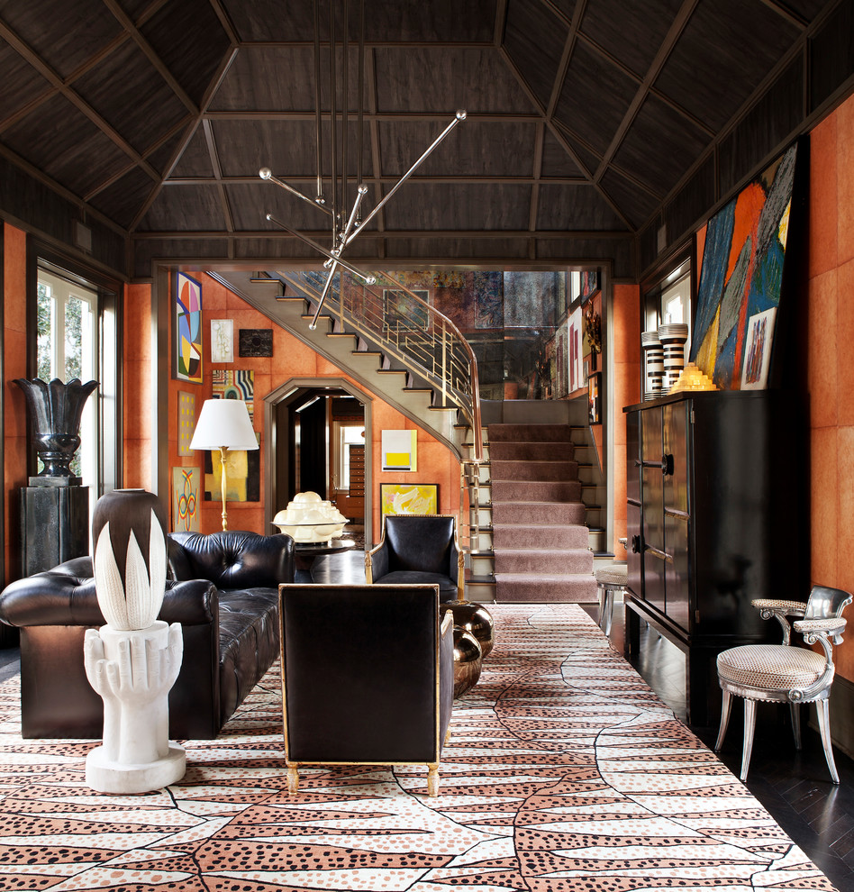Inspiration för ett eklektiskt separat vardagsrum, med ett finrum, orange väggar och mörkt trägolv