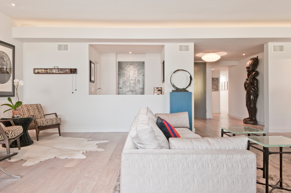 Пример оригинального дизайна: большая парадная, открытая гостиная комната в стиле модернизм с белыми стенами, светлым паркетным полом, стандартным камином и белым полом без телевизора