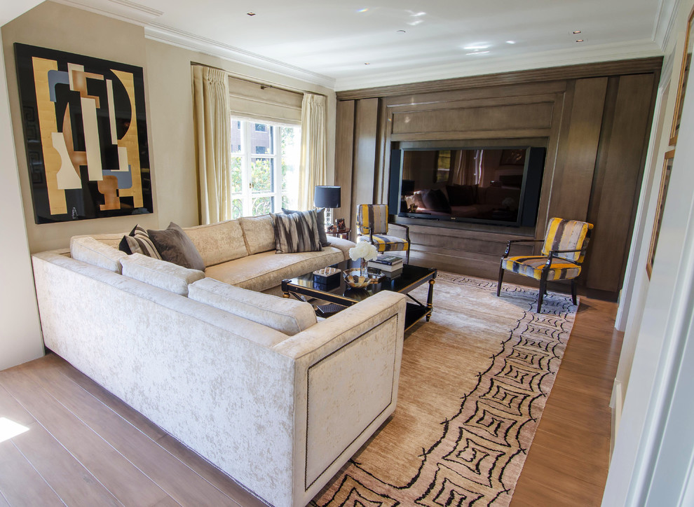 Modernes Wohnzimmer ohne Kamin mit braunem Holzboden in Los Angeles