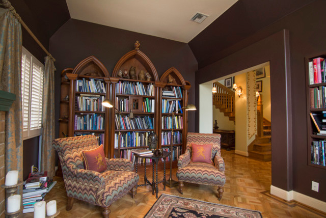 Foto de biblioteca en casa cerrada ecléctica de tamaño medio con paredes marrones y suelo de madera en tonos medios