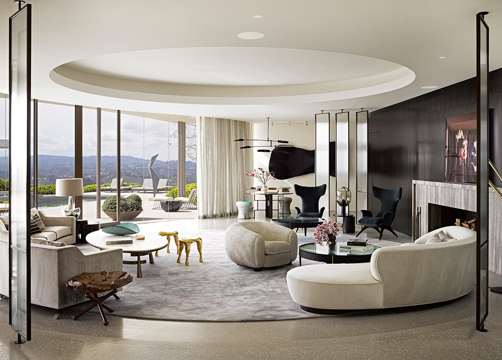 Идея дизайна: открытая гостиная комната в современном стиле с белыми стенами, стандартным камином и серым полом