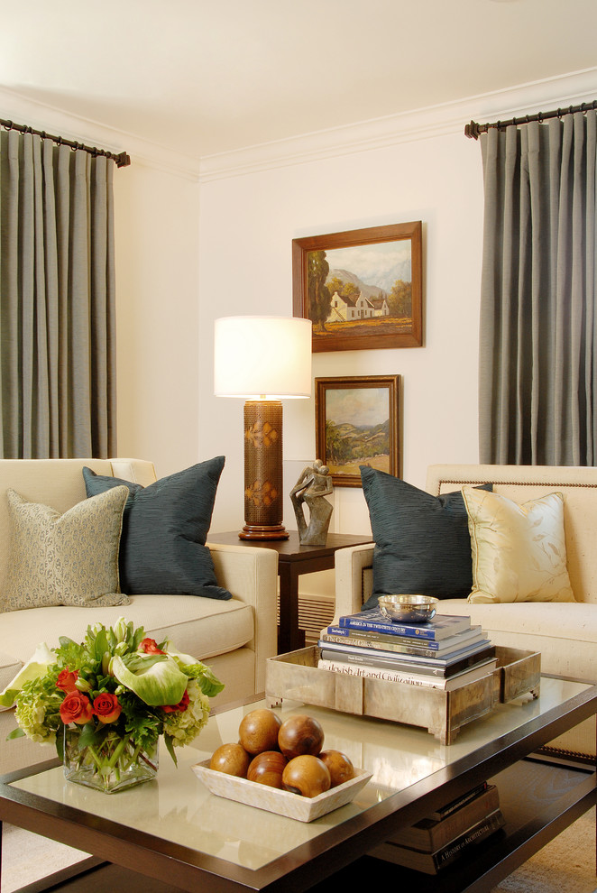 Design ideas for a classic formal living room curtain in Los Angeles.