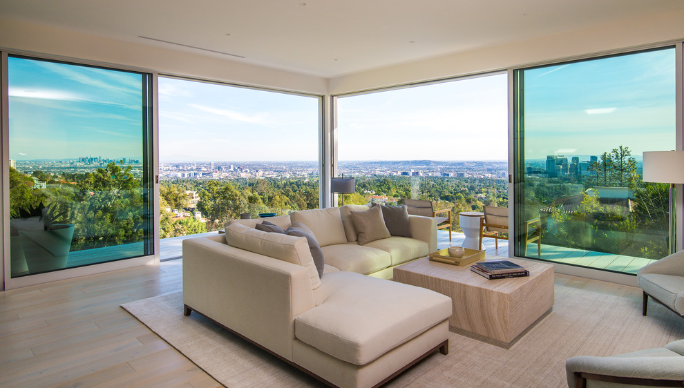 Immagine di un grande soggiorno contemporaneo aperto con parquet chiaro, pavimento beige e pareti beige