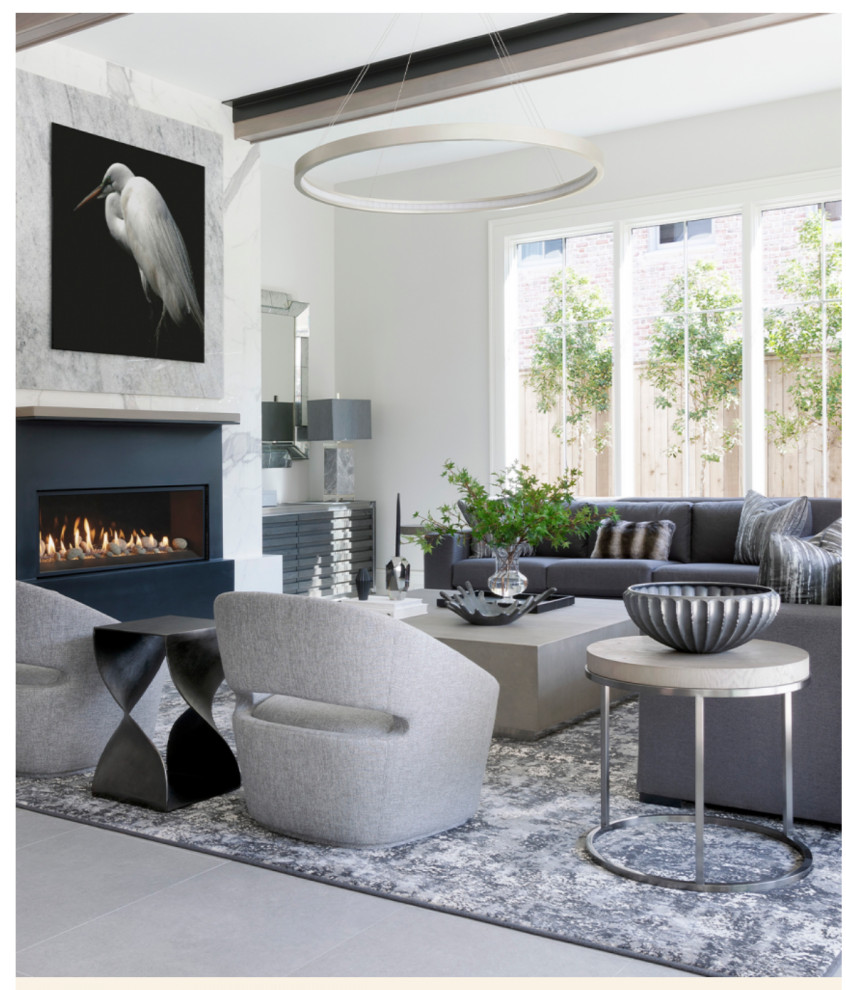 Foto di un soggiorno contemporaneo aperto con pareti bianche, pavimento grigio e travi a vista