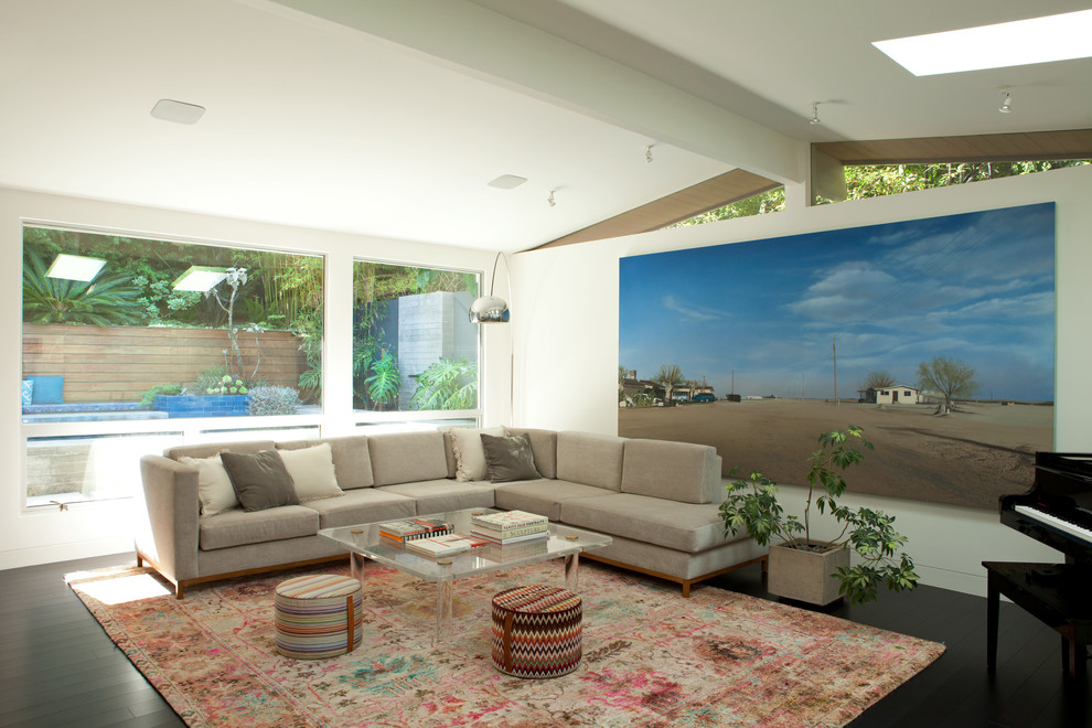 Idee per un grande soggiorno moderno con pareti bianche, parquet scuro e pavimento marrone