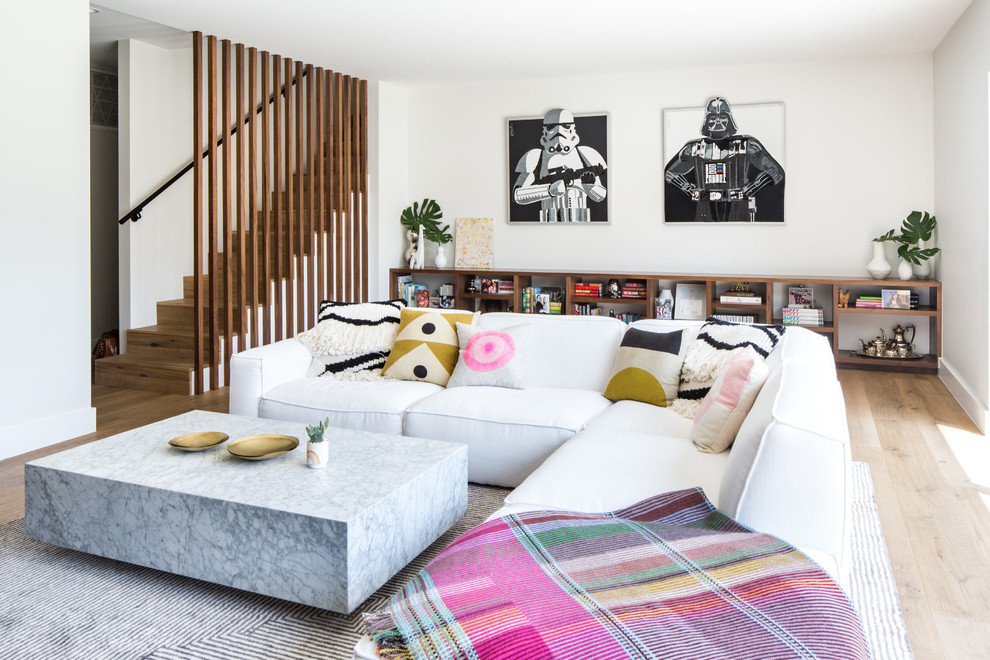 Repräsentatives, Offenes Modernes Wohnzimmer mit weißer Wandfarbe, hellem Holzboden und beigem Boden in Los Angeles