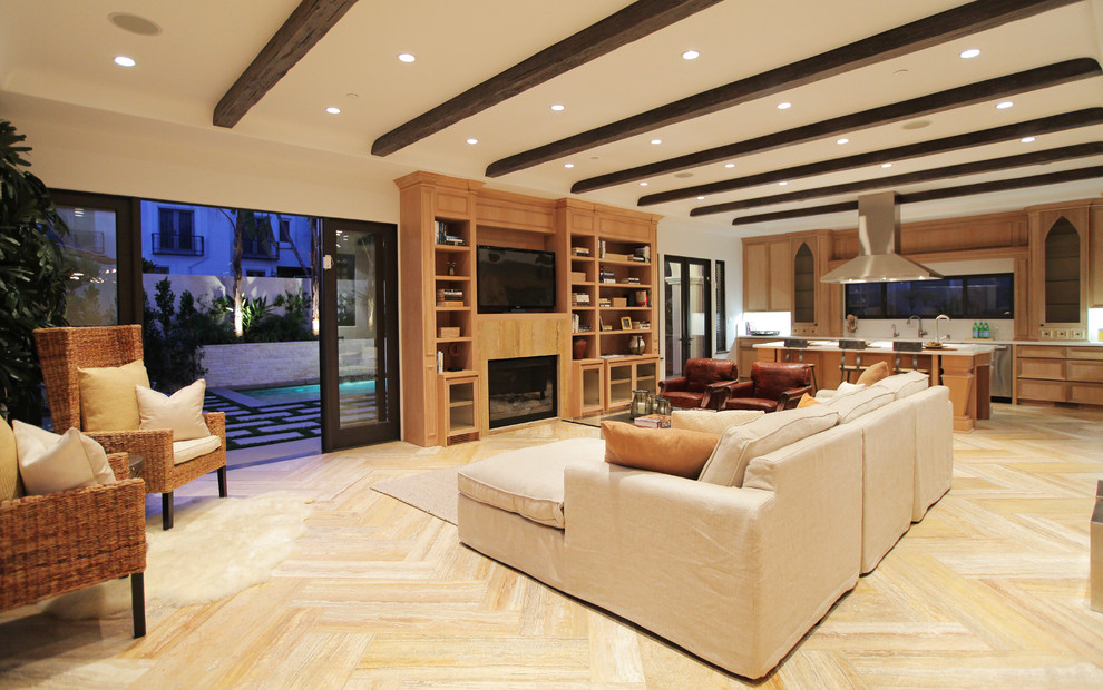 Mittelgroßes, Repräsentatives, Fernseherloses, Abgetrenntes Mediterranes Wohnzimmer mit weißer Wandfarbe, hellem Holzboden, Kamin und Kaminumrandung aus Holz in Los Angeles