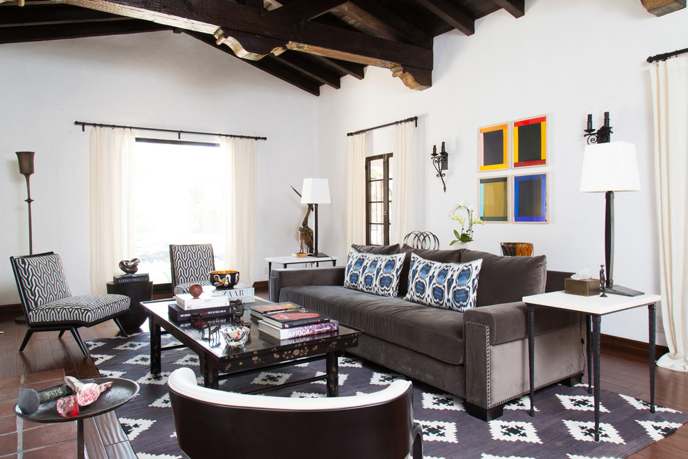 Repräsentatives, Abgetrenntes Mediterranes Wohnzimmer mit weißer Wandfarbe und dunklem Holzboden in Los Angeles