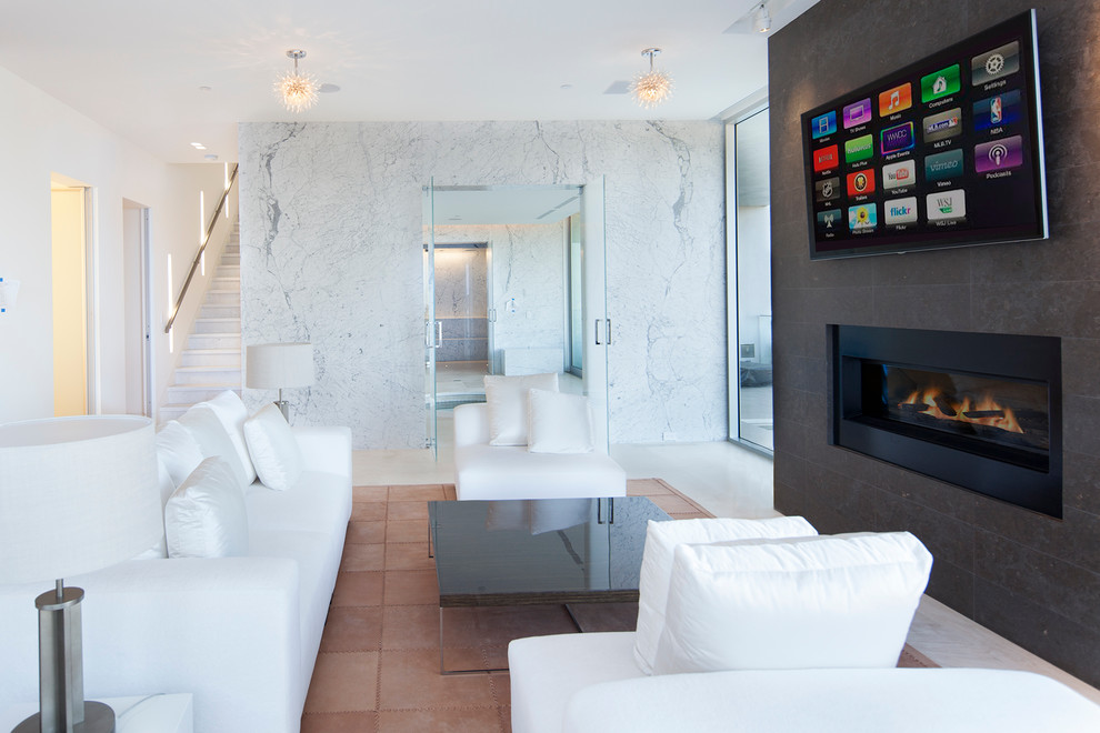 Modelo de salón actual con paredes blancas, chimenea lineal, marco de chimenea de baldosas y/o azulejos y televisor colgado en la pared