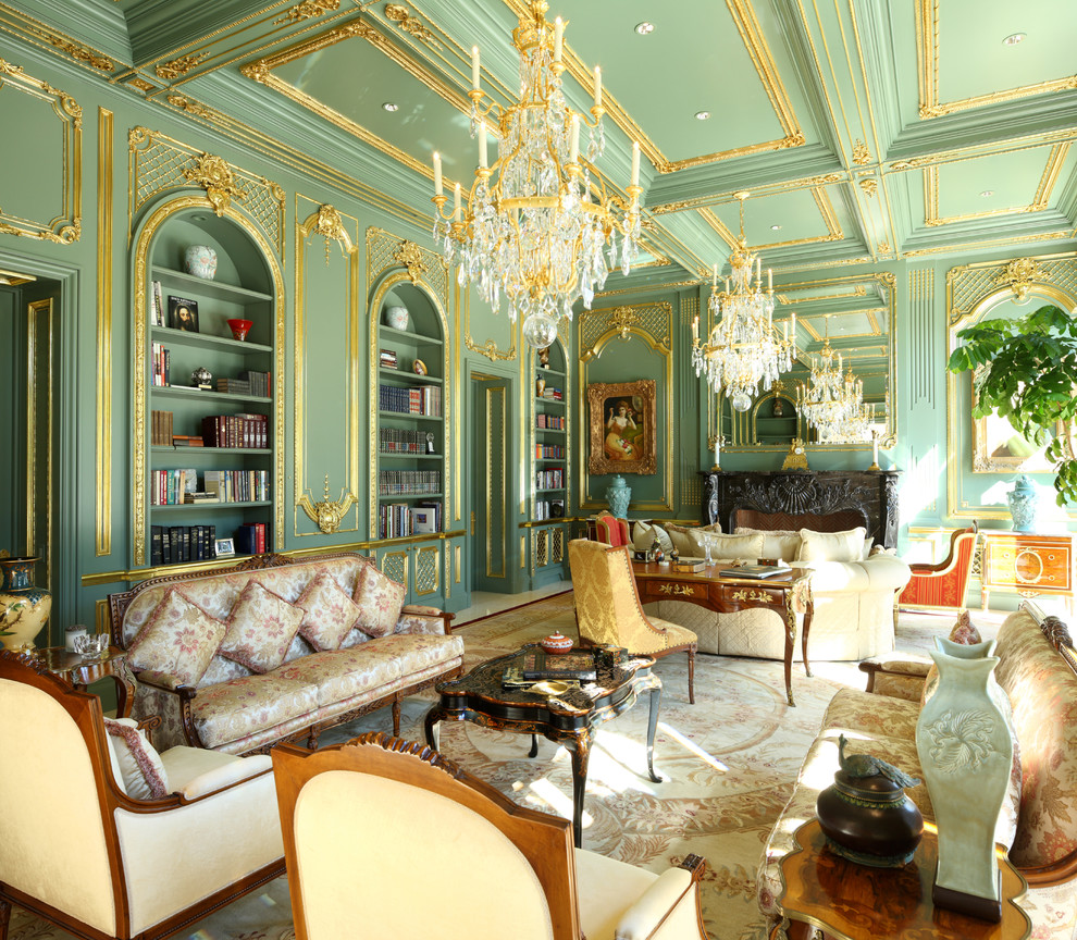 Пример оригинального дизайна: парадная, изолированная гостиная комната в классическом стиле с зелеными стенами и стандартным камином